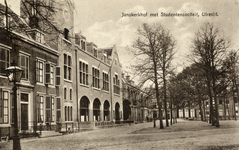 544 Gezicht op de noord- en oostzijde van het Janskerkhof te Utrecht met links de studentensociëteit P.H.R.M. ...